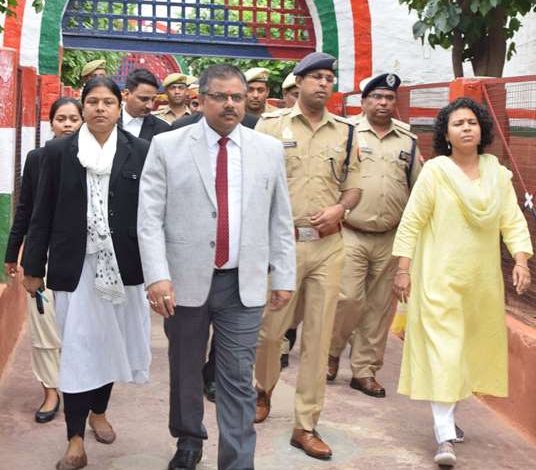 कारगार का निरीक्षण करते अधिकारी