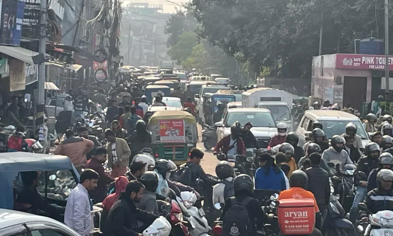 लखनऊ के प्रमुख चौराहों पर जाम से जनता परेशान, यातायात व्यवस्था सुधारने की उठी मांग लखनऊ के प्रमुख चौराहों पर जाम से जनता परेशान, यातायात व्यवस्था सुधारने की उठी मांग