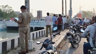 शारदा नहर में नवजात शिशु का शव मिलने से मचा हड़कंप, पुलिस ने शुरू की जांच शारदा नहर में नवजात शिशु का शव मिलने से मचा हड़कंप, पुलिस ने शुरू की जांच