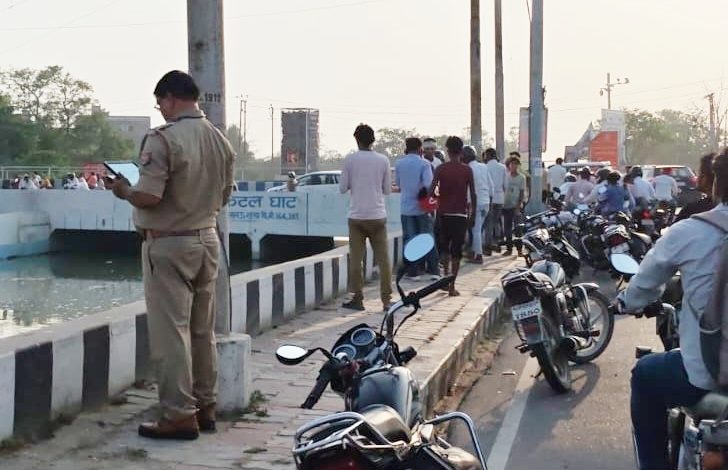 शारदा नहर में नवजात शिशु का शव मिलने से मचा हड़कंप, पुलिस ने शुरू की जांच शारदा नहर में नवजात शिशु का शव मिलने से मचा हड़कंप, पुलिस ने शुरू की जांच