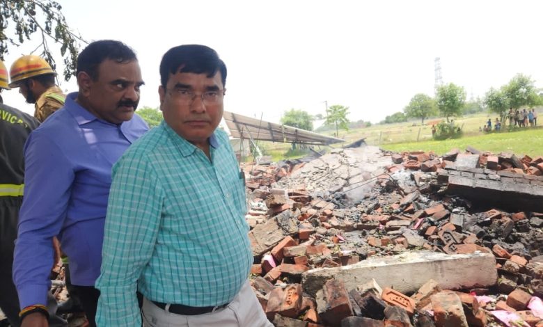 नगराम में पटाखा फैक्ट्री में विस्फोट, युवती घायल, एक किशोर को आई मामूली चोट नगराम में पटाखा फैक्ट्री में विस्फोट, युवती घायल, एक किशोर को आई मामूली चोट